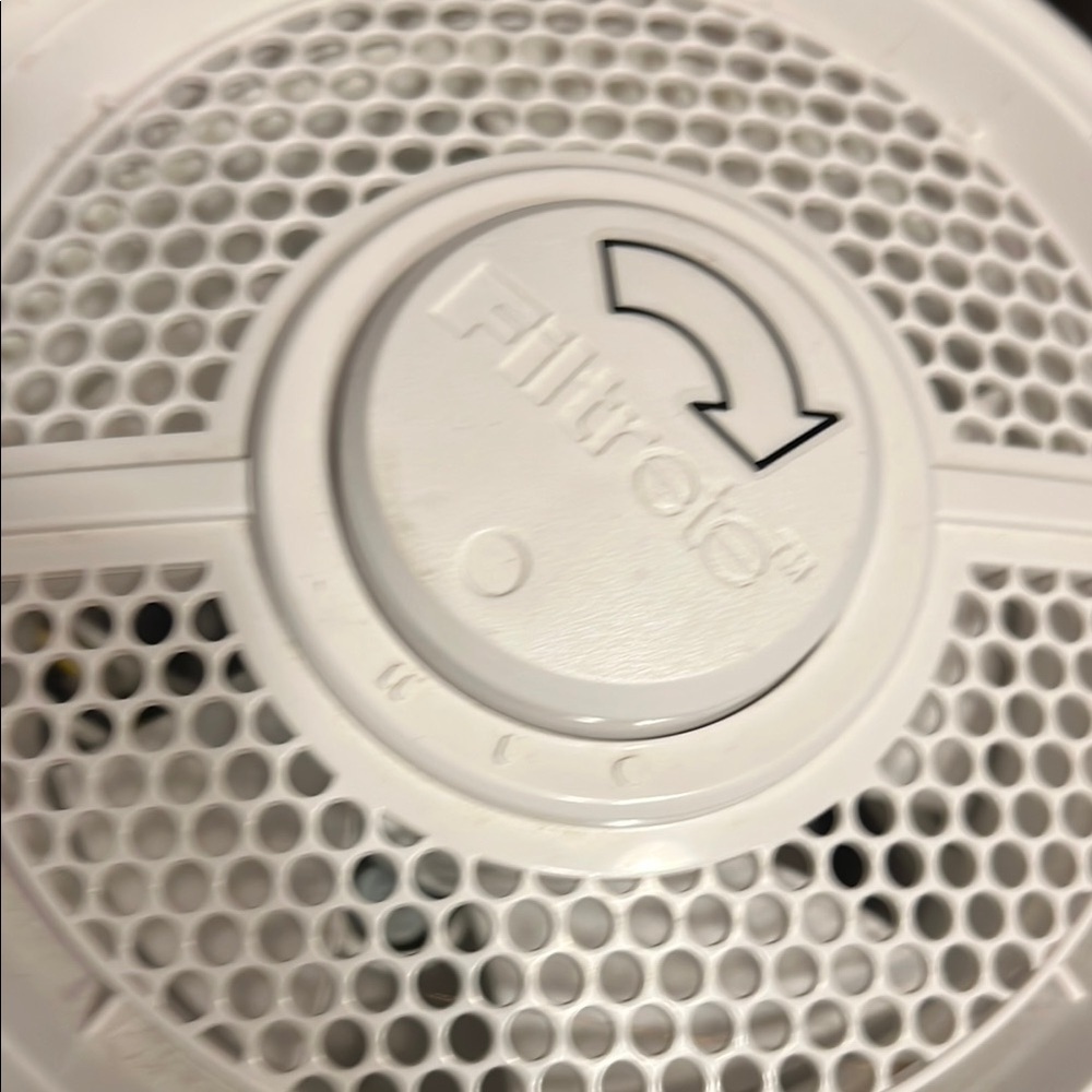 White Curved Air Purifier with Vertical Accent - Picture 3 of 5